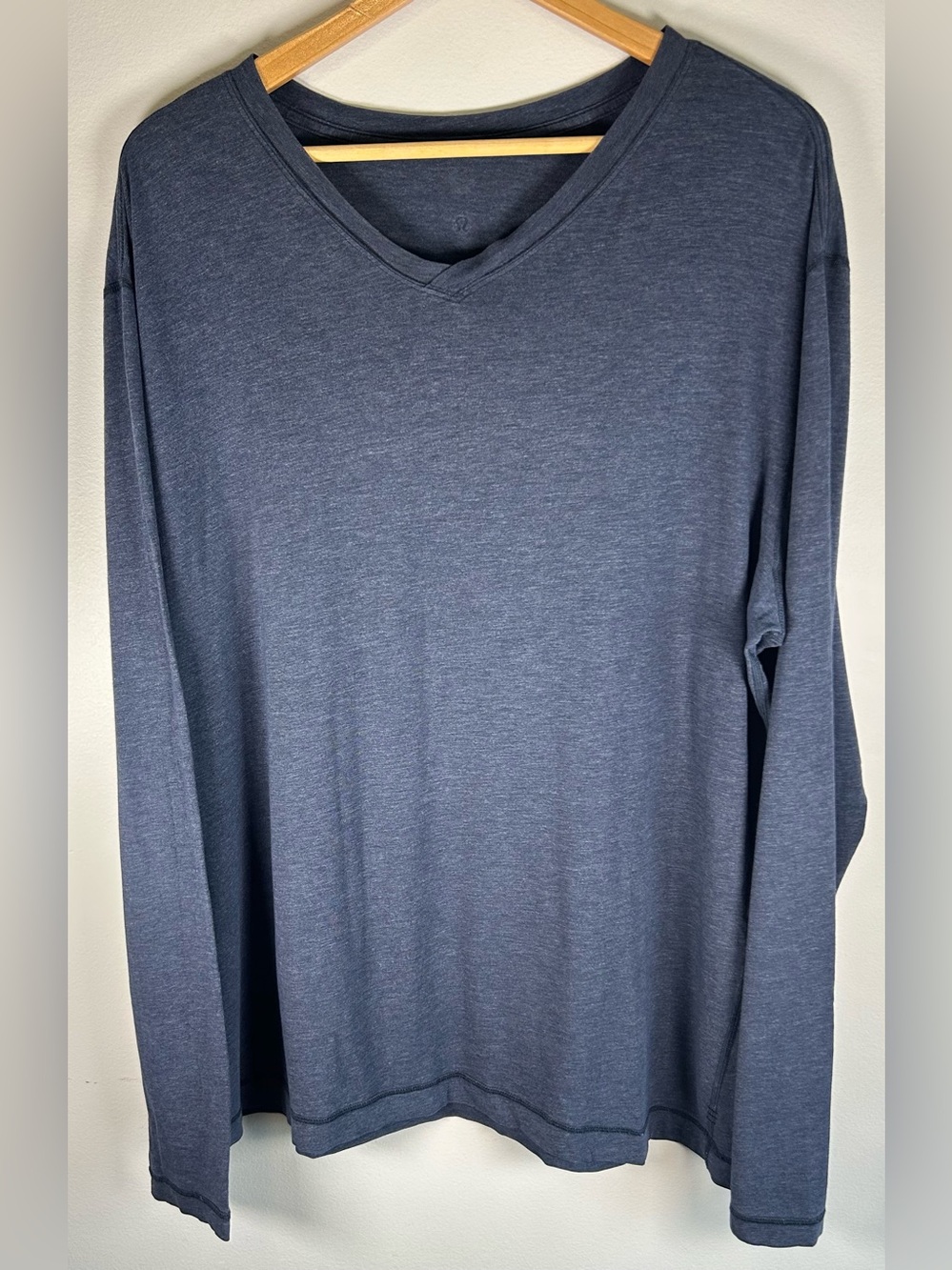 Lululemon Mens Long Sleeve V-Neck Shirt Size XL/XXL Navy Blue Athleisure Gym EUC